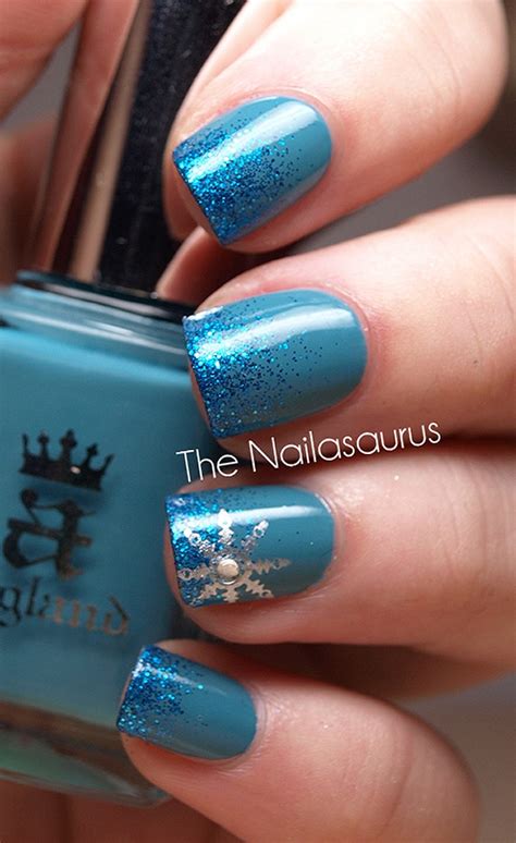 Both the snowman and snowflakes are drawn in this design. 8 Stunning Holiday Nail Art Designs | Bit Rebels