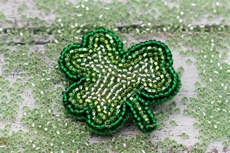 Browse by theme and level to find the design of your dreams! DIY Shamrock Brooch | DIY 100 Ideas
