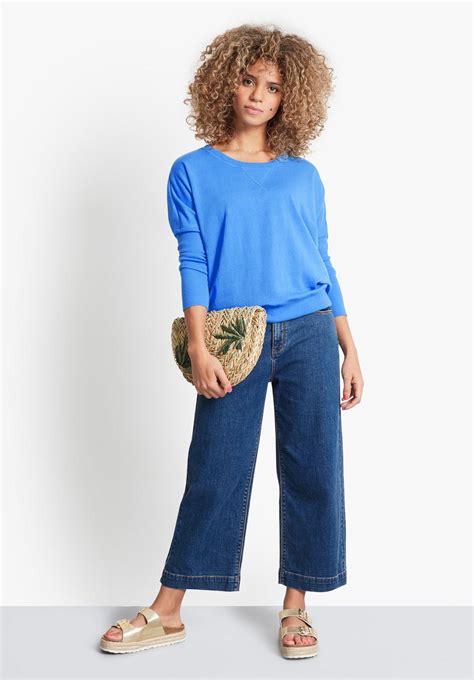 What Kind Of Tops To Wear With Wide Leg Jeans