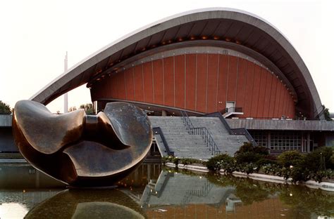 Der schwerpunkt seines innovativen und experimentellen programms liegt auf den zeitgenössischen künsten (bildende kunst, tanz, theater, film, literatur, performances und musik) und den aktuellen entwicklungen in den außereuropäischen weltkulturen, besonders denen afrikas, asiens und. Haus der Kulturen der Welt - Kondius AG