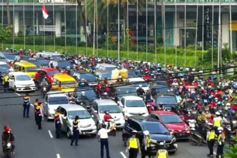 Kemacetan Mengular Hari Pertama Psbb Di Surabaya