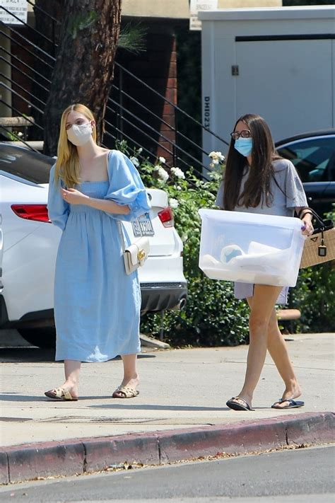 Elle Fanning Shopping Candids With Her Mom In Los Angeles 02 GotCeleb