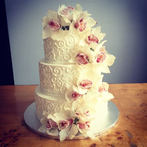Some others prefer something minimalist and clean with angles, perhaps with a futuristic look. A Simple Cake: Fresh Flowers For Your Wedding Cake