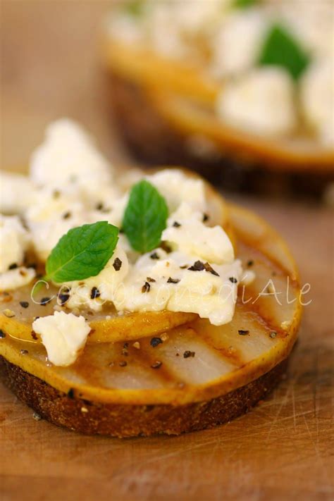 Tagliare le fette di pane in modo regolare e tostarle su una piastra, passare velocemente il secondo spicchio d'aglio sui crostoni e irrorare con. Pin su le mie ricette