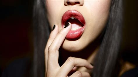 wallpaper menghadapi wanita buka mulut merah kuku dicat bibir