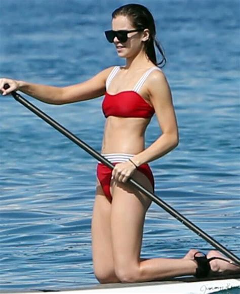 女星海莉斯坦菲爾德夏威夷海灘划槳拍照她看起來玩得很開心 每日頭條