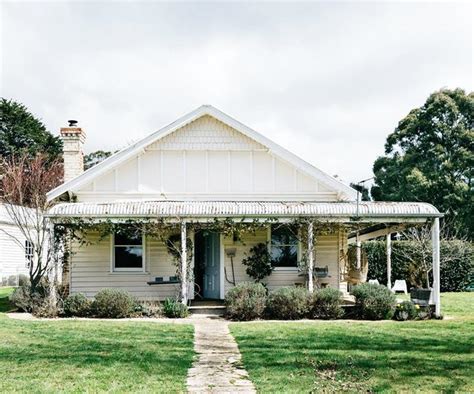 We began metal detecting the outside grounds of this grand old 1910 home. 1910s houses Australia: a guide to architecture styles in ...