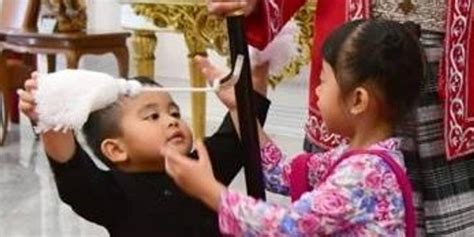 Gemasnya Cucu Jokowi Pakai Baju Adat Jawa Saat Upacara Kemerdekaan