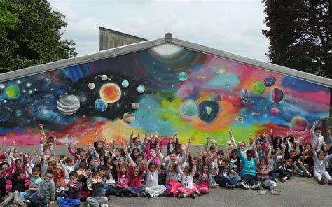Les Enfants Créent Une Fresque Colorée Sur Les Murs De Lécole De