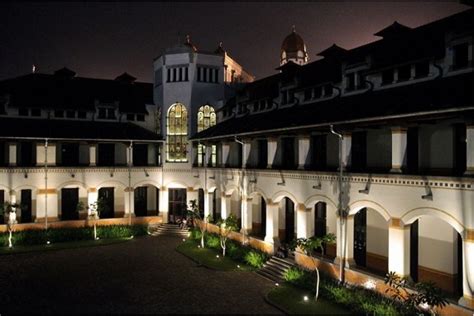 Semula gedung ini untuk kantor pusat perusahaan kereta api (trem) penjajah belanda atau nederlandsch indishe spoorweg naatschappij. CERITA MISTERI: MISTERI GEDUNG LAWANG SEWU SEMARANG