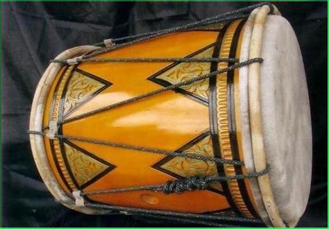 Alat musik tradisional jawa barat ini tergolong dalam alat musik idiofon, yang maksudnya menghasilkan suara dari getaran keseluruhan alat musik itu sendiri. Gendang Tabuik Alat Musik Tradisional Khas Sumatra Barat - ALAT MUSIK