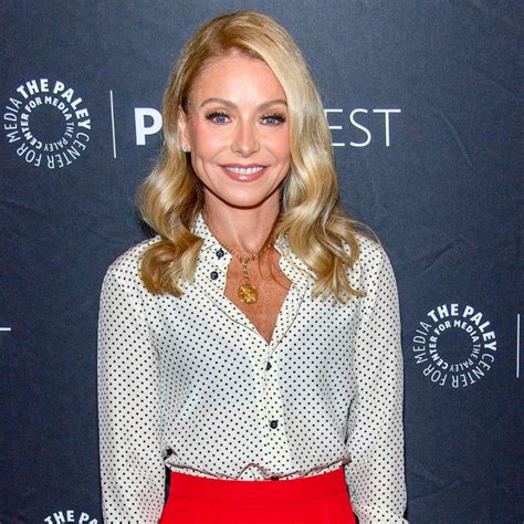 kelly ripa shares how she got into therapy at 40 i started sobbing good morning america