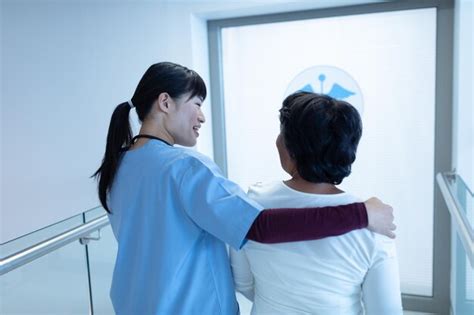 Premium Photo Female Doctor Interacting With Female Patient In The