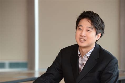 Facebook gives people the power to share and makes the world more open and. "朴대통령에게 독재 이미지 씌웠다" 이준석, 유승민 '헌법 1 ...