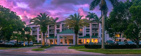 Naples, FL Hotels Near Beach and Downtown | Courtyard Naples