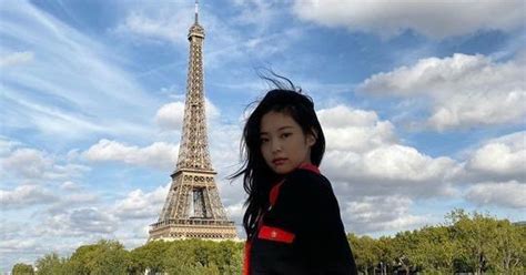 블랙핑크 제니 파리 에펠탑 앞에서 뽐낸 미모우월한 각선미