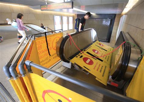 Stuck Stroller Dislodges Steps On Mrt Escalator Singapore News Asiaone