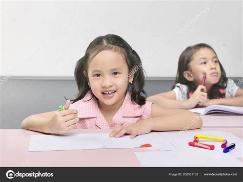 Mignon Asiatique Les Enfants Apprentissage Sur Salle Classe Image