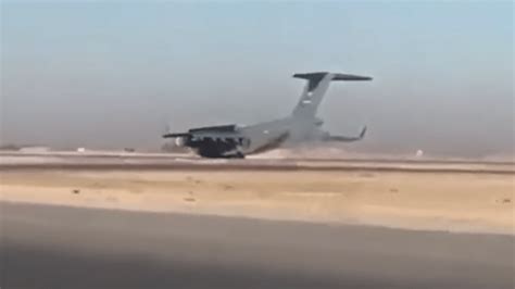 Video Shows Us C 17 Globemaster Iii Aircraft Performing Nose Gear Up