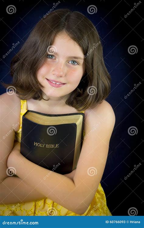 Retrato De La Niña Hermosa Que Sostiene La Sagrada Biblia Imagen De