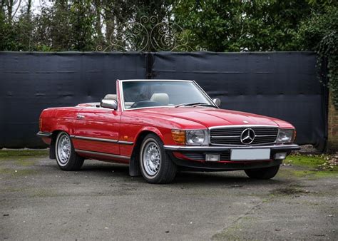 The interior appointments including steering wheel were. Ref 132 1982 Mercedes-Benz 500 SL Roadster DL/SB