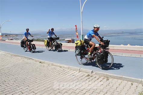 Bisiklet turunda yolları kesişen turistler Konyada mola verdi Belge