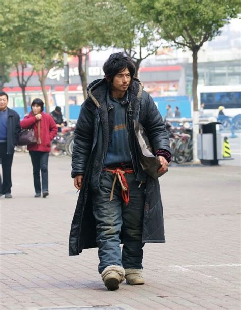 Hunky Homeless Man Wins Hearts With High Fashion
