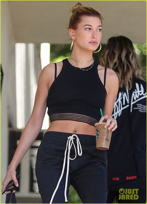 Photo Hailey Baldwin Shows Off Toned Midriff In Beverly Hills