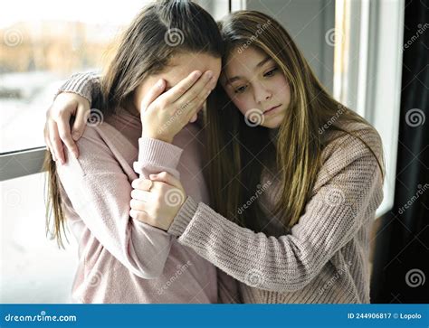 Adolescente Consolando A Su Triste Amiga En Su Dormitorio Imagen De Archivo Imagen De Enlace