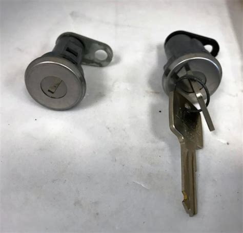 Mack 34rc31z1m Lock Set 2 Locks With 2 Matched Keys Ebay