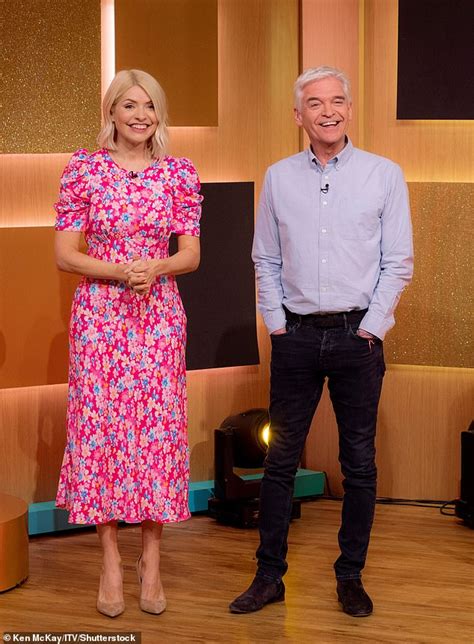 i ve been officially glasto d holly willoughby reveals she s lost her voice after 12 hour