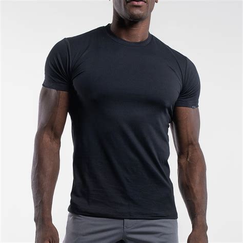 11 Best Compression Shirts For Men To Wear For Workouts 2024