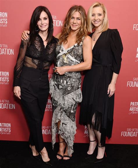 Jennifer Aniston Reunites With Friends Co Stars Courteney Cox And Lisa