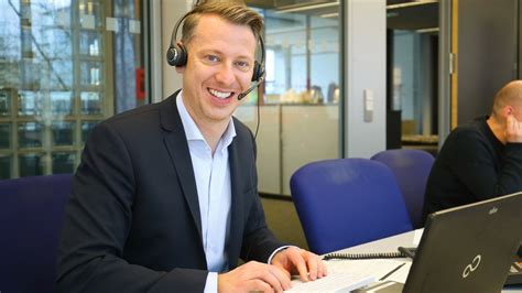 Seid dabei, wenn sylvia day mit anouk schollähn über ihr leben und ihre bücher spricht. "Hand in Hand": Promis am NDR 2 Spendentelefon | NDR.de ...
