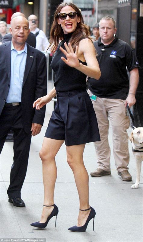 Jennifer Garner 46 Exhibits Her Terrific Legs In Shorts And Heels