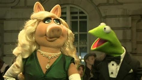 Kermit And Miss Piggy Attend Premiere In London Cbbc Newsround