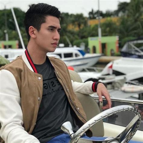 Cinta laura merasa pertanyaan soal agama seseorang adalah bodoh. Profil dan Biodata Verrell Bramasta plus Foto Terbaru