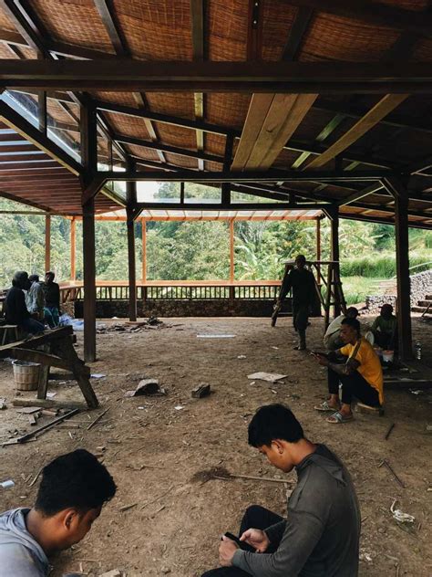 Desain Ruang Makan Industrial Plaga Pelaga Petang Kabupaten Badung