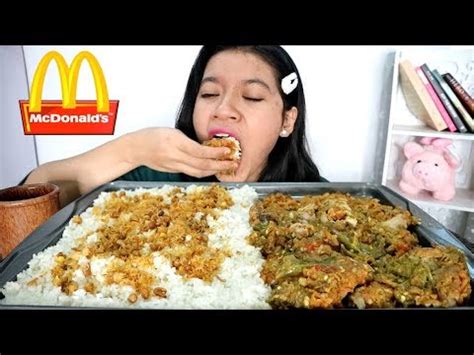 Selain ayam geprek sambal matah, menu ayam geprek lainnya yang juga menjadi favorit banyak orang adalah ayam geprek sambal ijo. MUKBANG MCD GEPREK SAMBAL IJO - YouTube