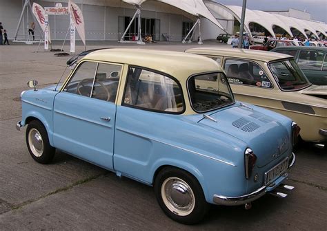 Welcome to your online orientation. NSU Prinz, Röckansicht, gesehen auf dem Besucherparkplatz ...