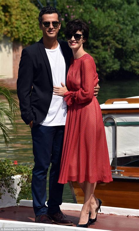 Elizabeth banks (born elizabeth irene mitchell; Elizabeth Banks in white sundress as she bids farewell to ...