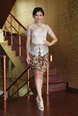 Tidak hanya itu, anda dapat memilih berbagai macam pilihan tas pesta, shoulder bags, dan tote bags dari beragam brand top luxury ternama. 10 Model Kebaya Modern Lengan Pendek Terbaru 2017 ...