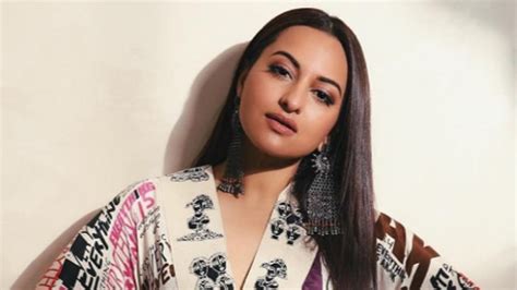 5 Steps To Recreate Sonakshi Sinhas Glossy Eyeshadow And Lip Vogue India Vogue India