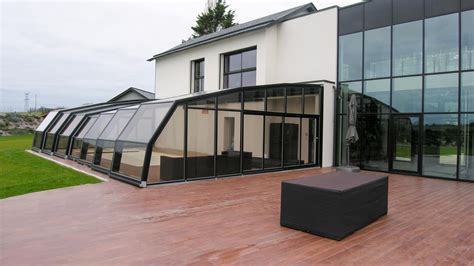 Le volume supplémentaire créé apporte un nouvel espace de vie chaleureux et convivial autour de la piscine, tout en profitant des avantages de l'abri. Abri Piscine Adossé Maison | Ventana Blog