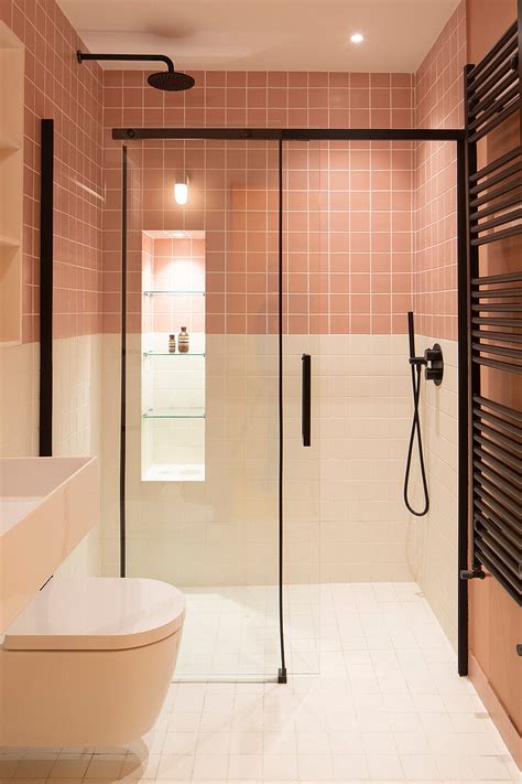 Ebenerdige Dusche im kleinen Bad mit … – Bild kaufen – 13373618 living4media