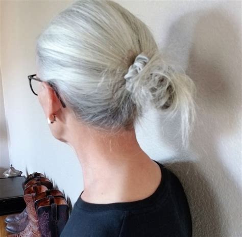 Pin By Dorota Widak On Fryzury I Dobry Wygląd Grey Hair Ponytail