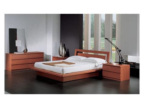 Un buon letto deve durare nel tempo, per questo motivo è consigliabile optare per materiali naturali come il legno, lavorato senza l'impiego di sostanze dannose. Letto con contenitore, in legno finitura ciliegio, per ...