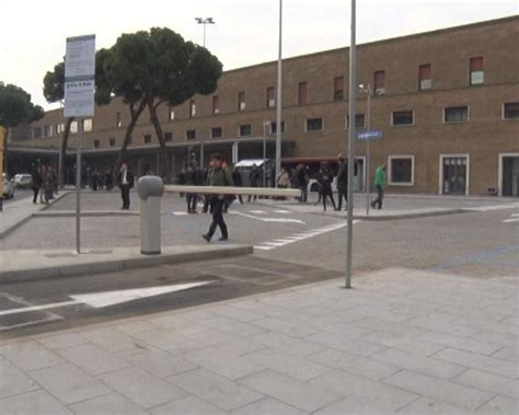 Gli agenti in borghese della squadra di polizia giudiziaria, impegnati nell'attività antiborseggio all'interno della stazione, hanno notato l'uomo aggirarsi tra i viaggiatori e successivamente introdursi all'interno. Ecco il nuovo parcheggio di Santa Maria Novella ...