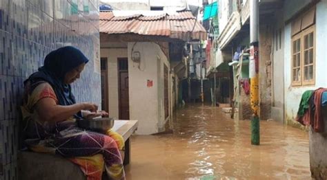 Longsor akibat hujan yang mengguyur kota semarang sejak jumat (5/2) hingga sabtu menyebabkan longsor yang. Banjir Kembali Landa Jakarta, 56 RT Masih Terendam