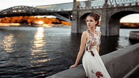 Фото Девушка стоит на набережной фотограф Георгий Чернядьев